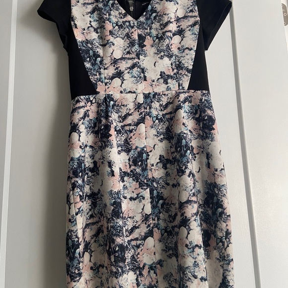 Medium Floral pastel print with black colour blocking - Picture 3 of 4